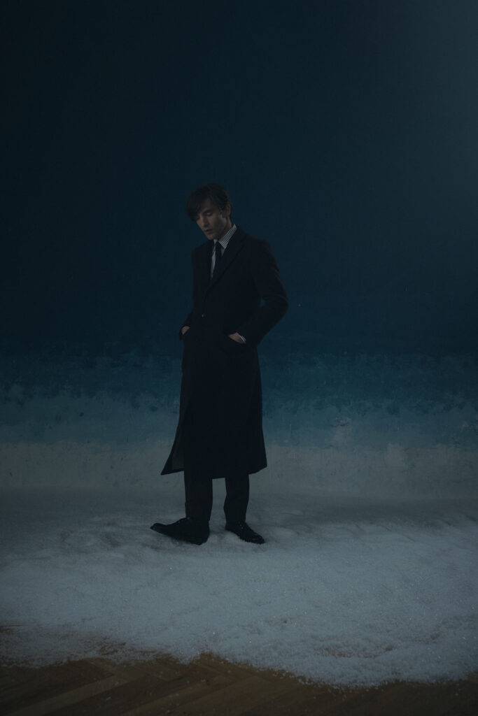 Mantel aus schwerer, dunkelblauer Casentino-Wolle — Monokel Berlin