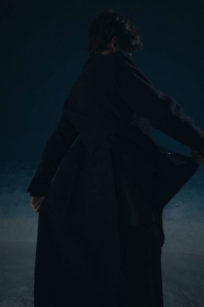 Mantel aus schwerer, dunkelblauer Casentino-Wolle — Monokel Berlin