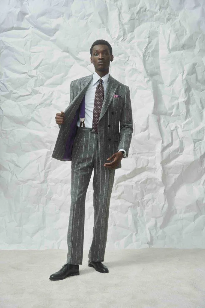 Revers Detail am Charcoal Kreidestreifen Anzug