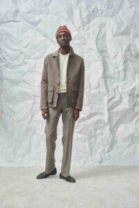 Monokel Berlin Lookbook HW 2025 – Mann im maßgeschneiderten Herrenanzug