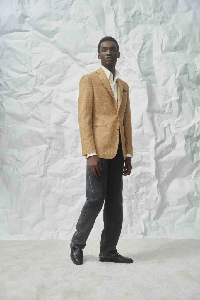 Mustard Wool/Silk Jacket mit Black Washed Jeans