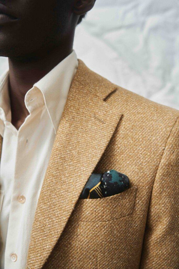 Mustard Wool/Silk Jacket mit Black Washed Jeans — Monokel Berlin