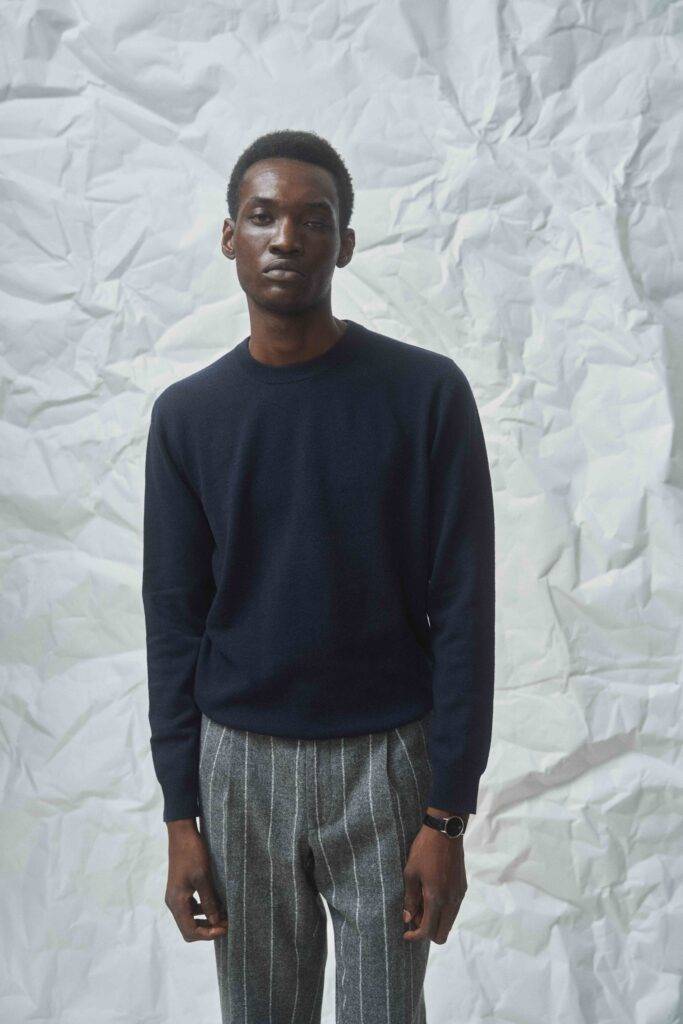 Midnight Blue Crew Neck Wool Cashmere Knit mit Ferla Alpaca Hose — Monokel Berlin