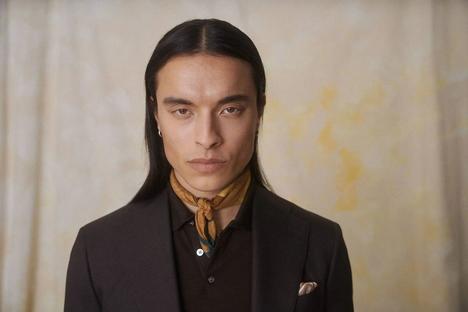 S130 Microweave Anzug in Nougatbraun + gelbes Maßhemd + Krawatte — Monokel Berlin