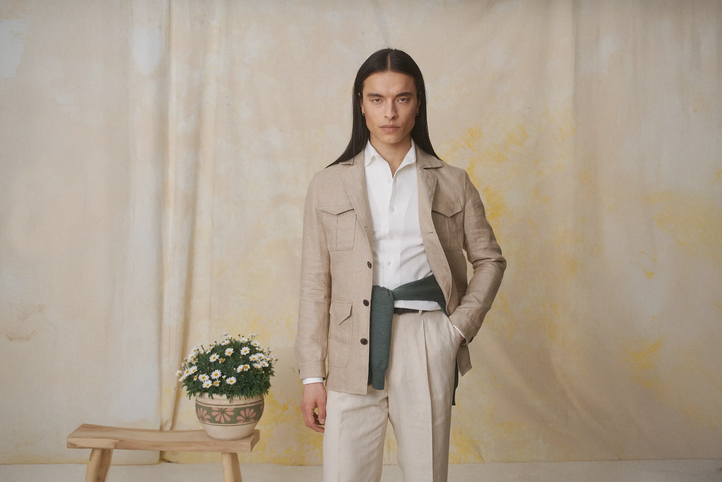 Cremefarbene Leinenhose mit Bundfalte — Grundlage urbaner Sommer-Eleganz — Monokel Berlin