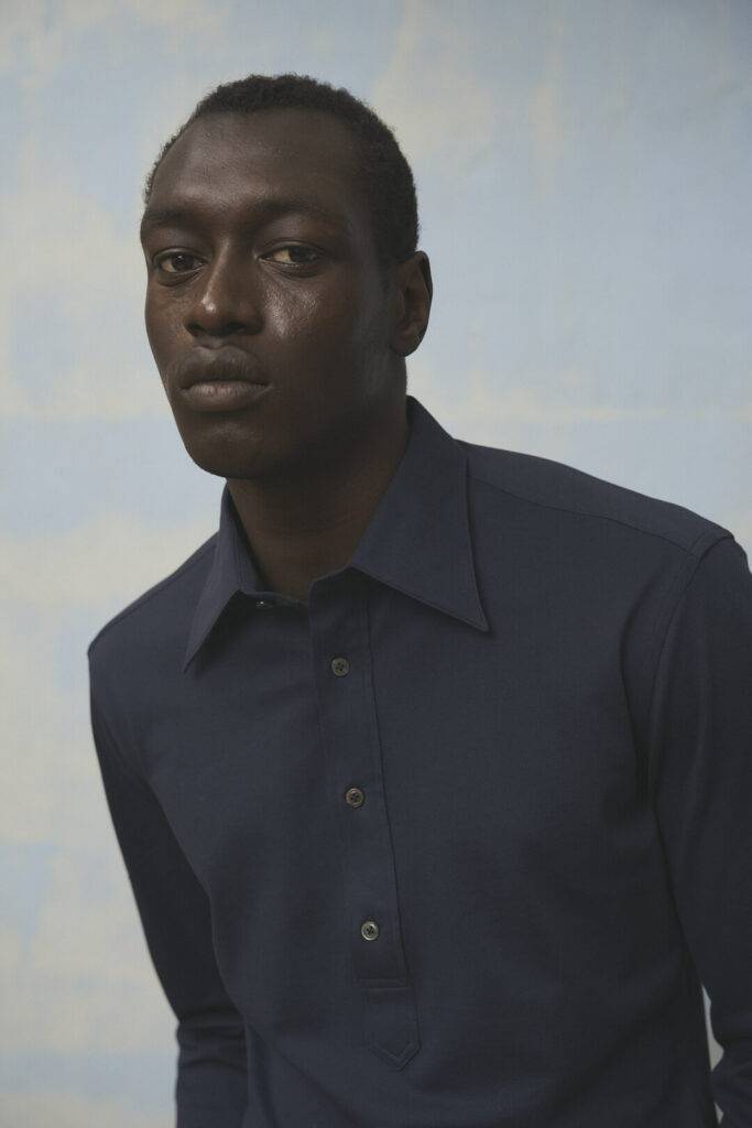 Penny Loafer in schwarzem Narbenleder & Cognacfarbene Leinenhose — Monokel Berlin