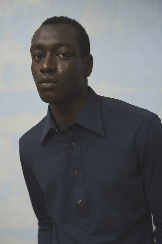 Penny Loafer in schwarzem Narbenleder & Cognacfarbene Leinenhose — Monokel Berlin