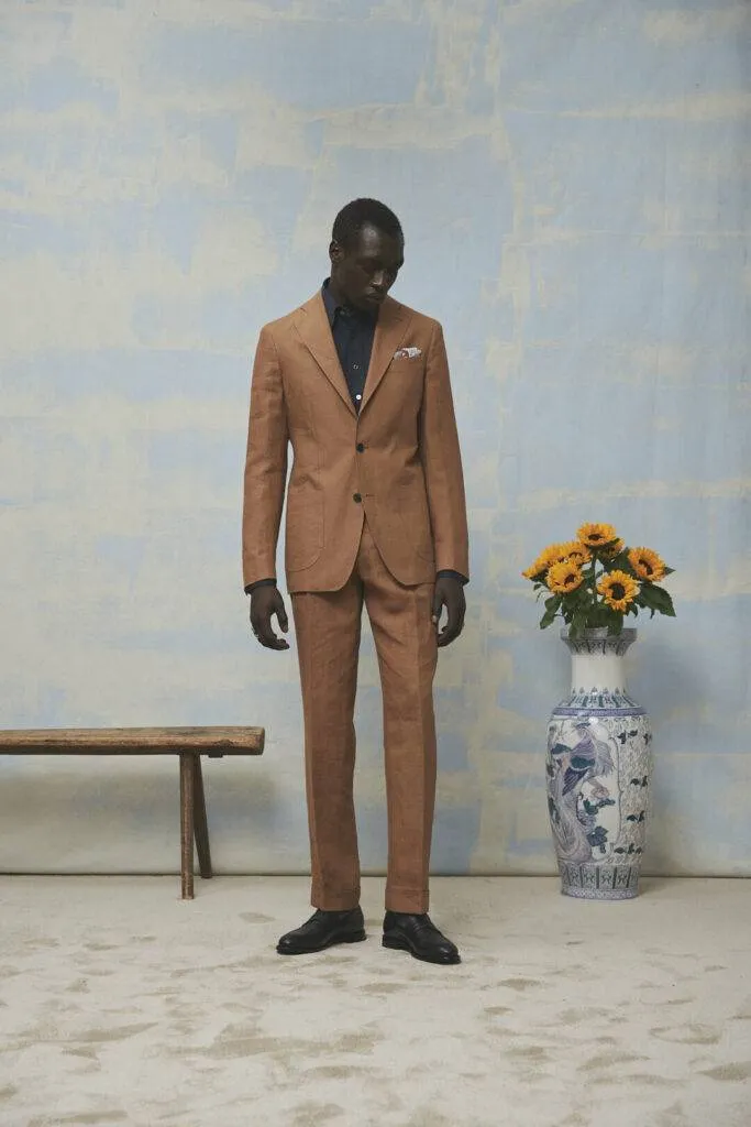 Cognacfarbener Leinenanzug für Sommerhochzeiten