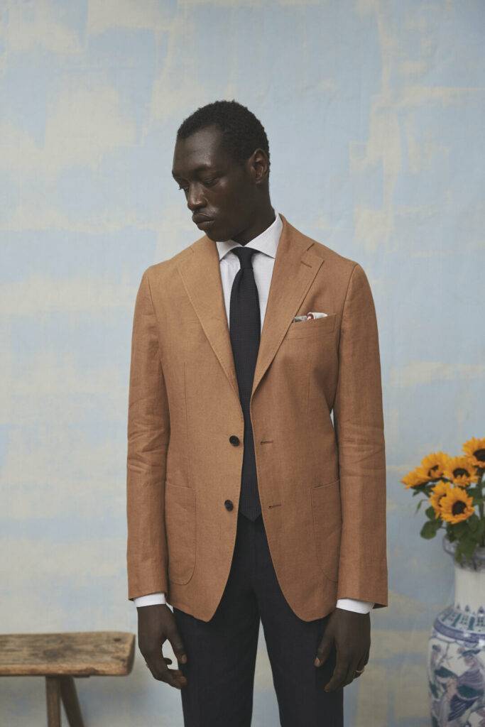 Cognacfarbener Leinenanzug — Monokel Berlin