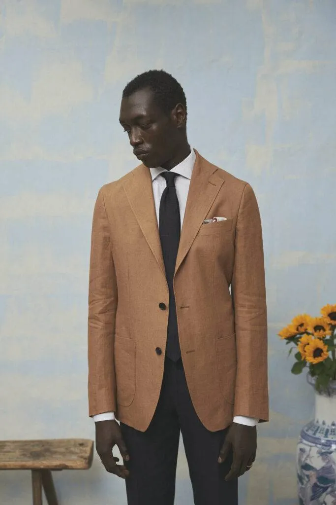 Cognacfarbener Leinenanzug — Monokel Berlin