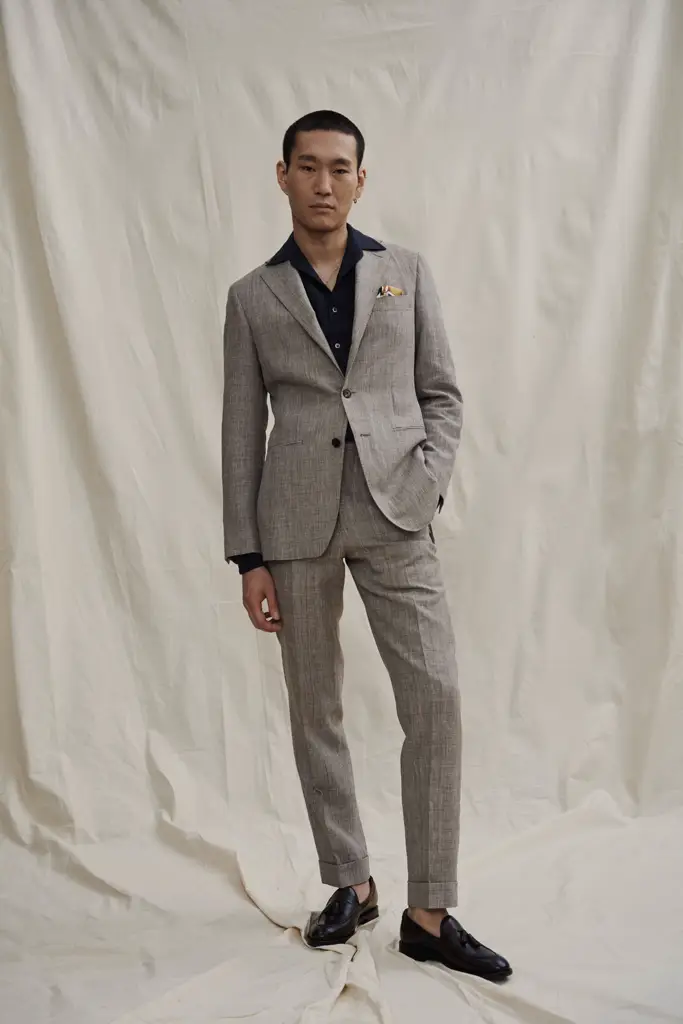 Grauer Leinenanzug mit Navy Poloshirt — Monokel Berlin