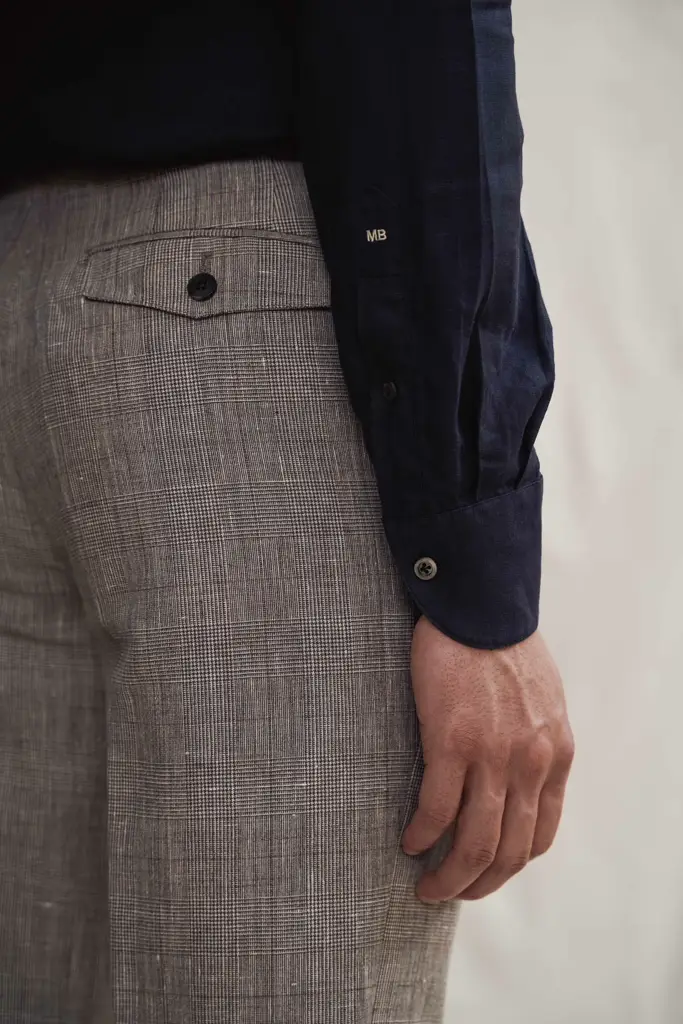 Grauer Leinenanzug mit Navy Poloshirt — Detail