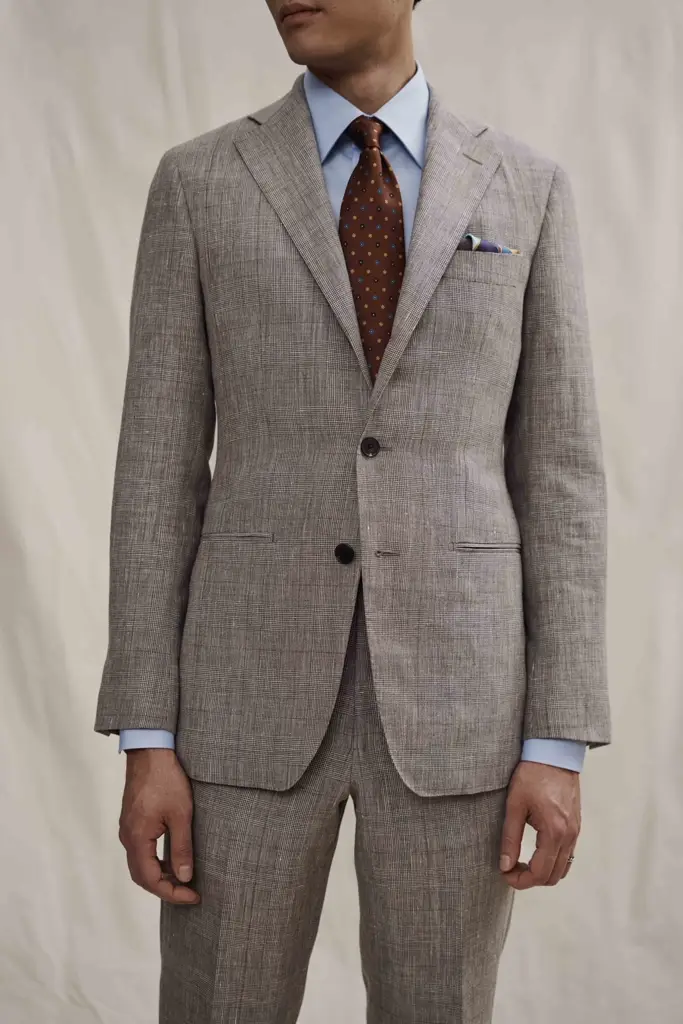 Grauer Sommeranzug mit Seidenkrawatte — Hochzeitsgast