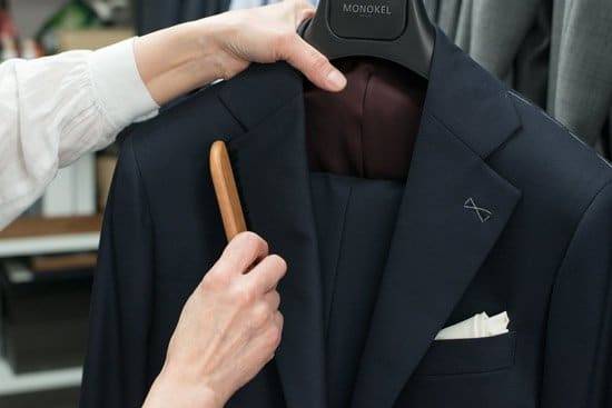 Anzug ausbürsten um Verunreinigungen vorzusorgen