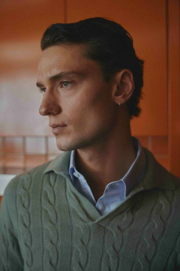 Salbeifarbener Strick Polo mit Zopfmuster — Monokel Berlin