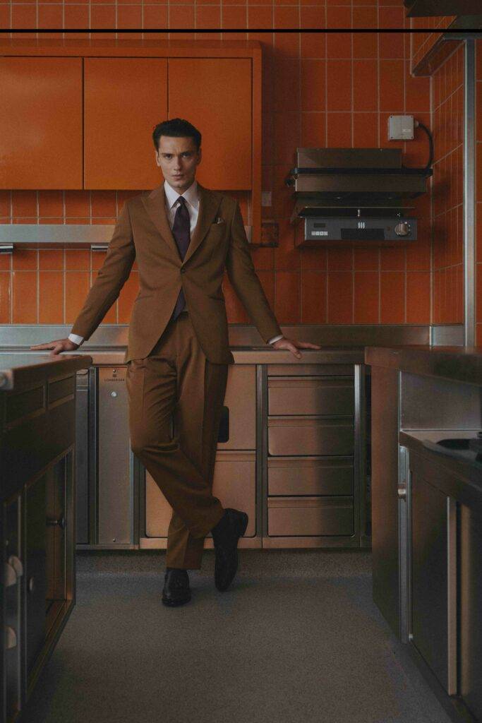 Detail am camelfarbenen Woll-Maßanzug