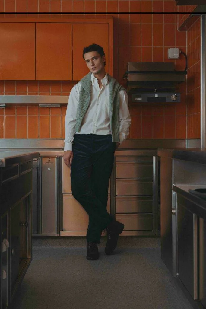 Stretch Cord Maßhose mit weißem Baumwollflanell Maßhemd — Monokel Berlin