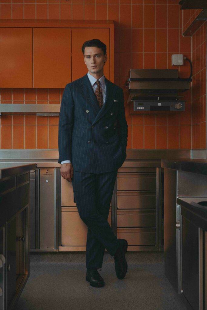 Revers Detail am petrolfarbenen Kreidestreifen Anzug