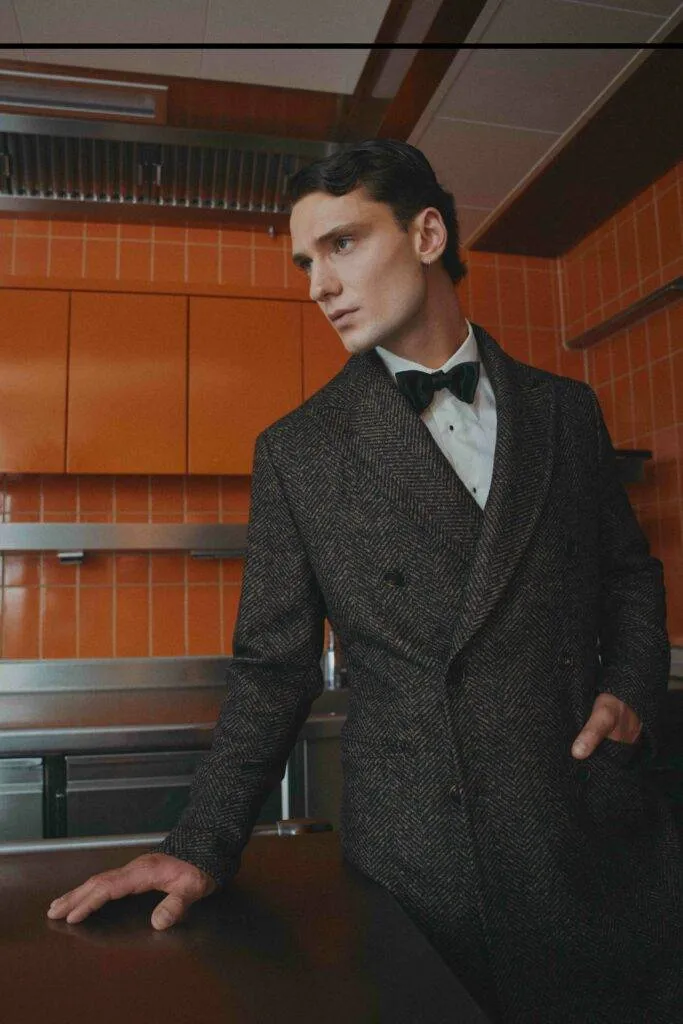 Dunkelbrauner Filz-Alpakamix-Mantel mit Fischgraetmuster — Monokel Berlin