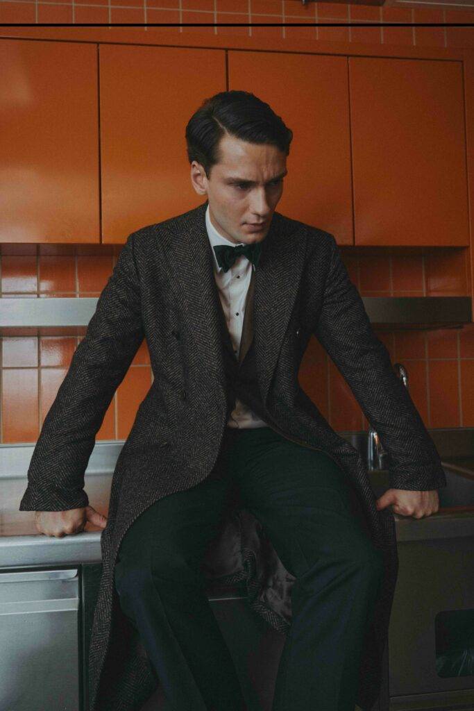 Dunkelbrauner Filz-Alpakamix-Mantel mit Fischgraetmuster — Monokel Berlin