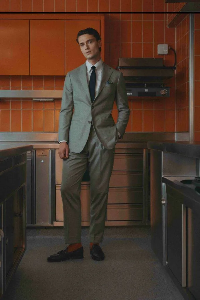 Detail am melierten grauen Flanell-Maßanzug