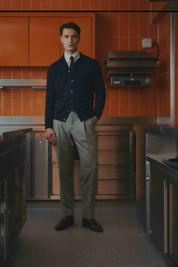 Mitternachtsblauer Woll-Kaschmir-Cardigan mit Polokragen — Monokel Berlin