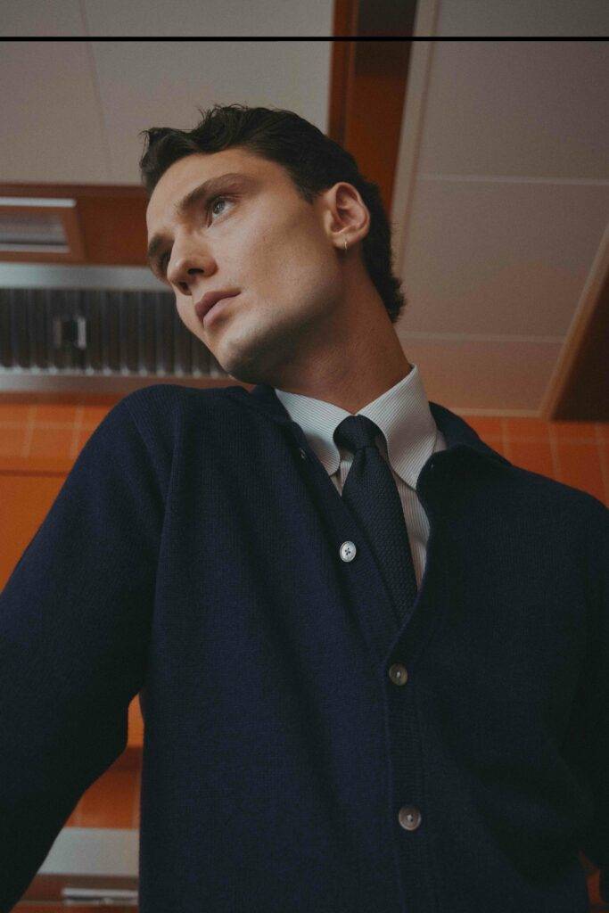 Mitternachtsblauer Woll-Kaschmir-Cardigan mit Polokragen — Monokel Berlin