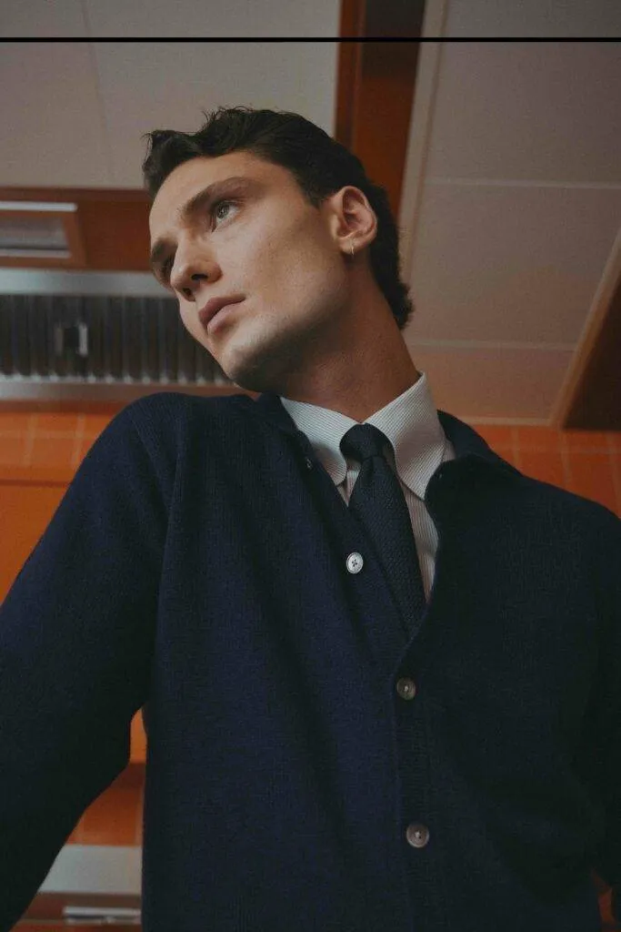 Mitternachtsblauer Woll-Kaschmir-Cardigan mit Polokragen — Monokel Berlin