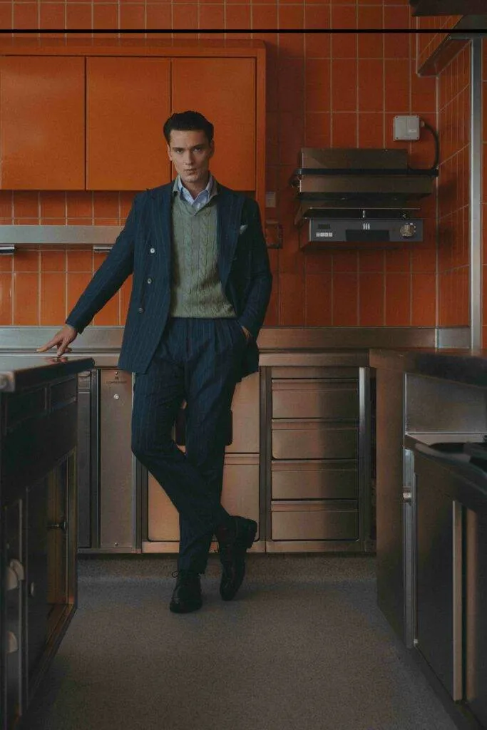 Salbeifarbener Strick Polo mit Zopfmuster — Monokel Berlin