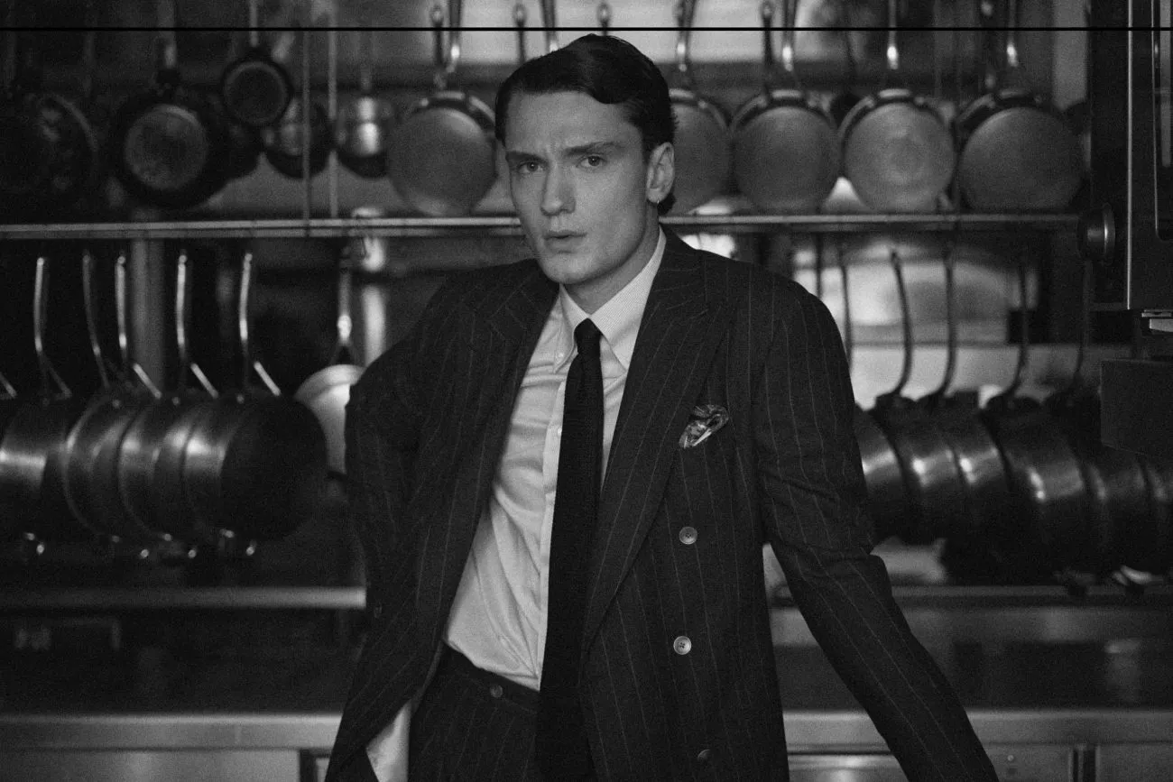 Dunkelbrauner Filz-Alpakamix-Mantel mit Fischgraetmuster — Monokel Berlin