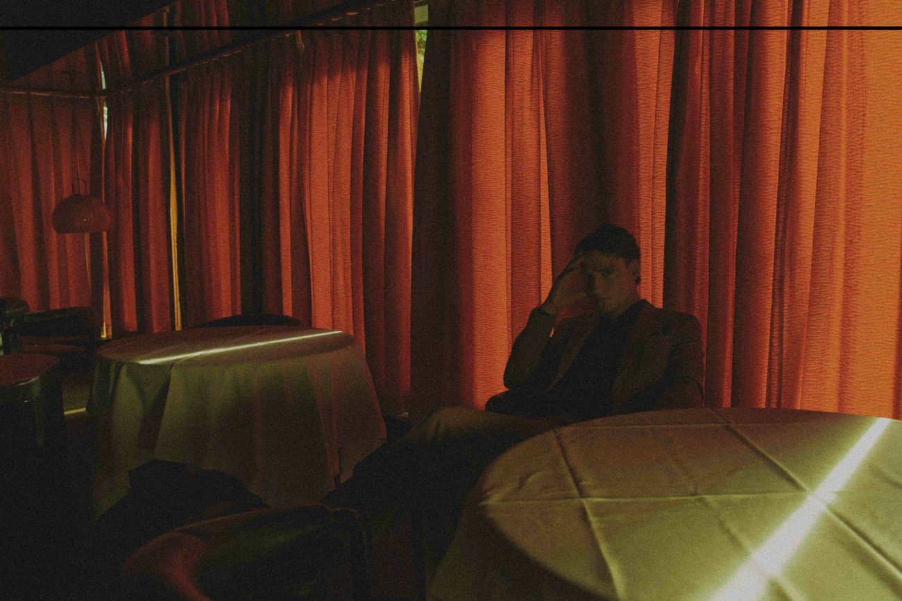 Mitternachtsblauer Woll-Kaschmir-Cardigan mit Polokragen — Monokel Berlin