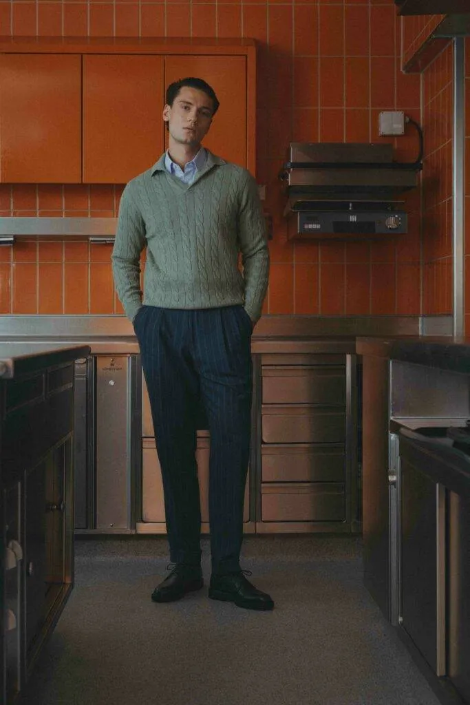 Salbeifarbener Strick Polo mit Zopfmuster — Monokel Berlin