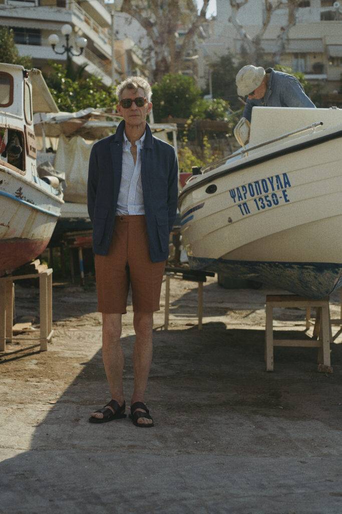 Indigo Explorer Jacket mit Button Down Maßhemd und Cognac Bermuda nach Maß — Monokel Berlin