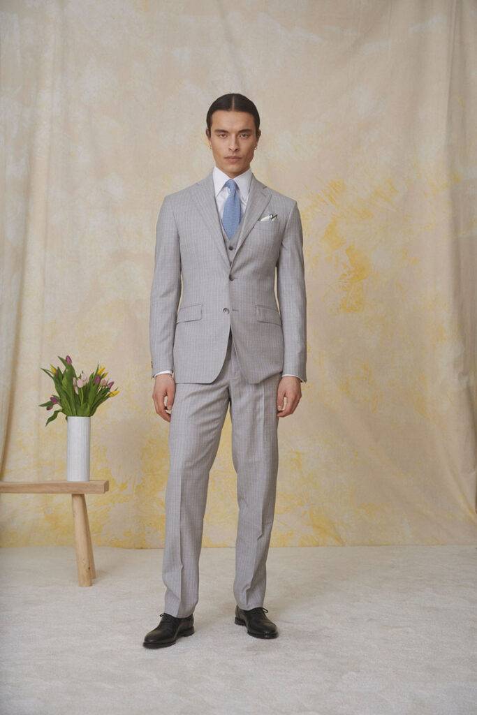 Hellgrauer Dreiteiler S130 Wolle mit Nadelstreifen