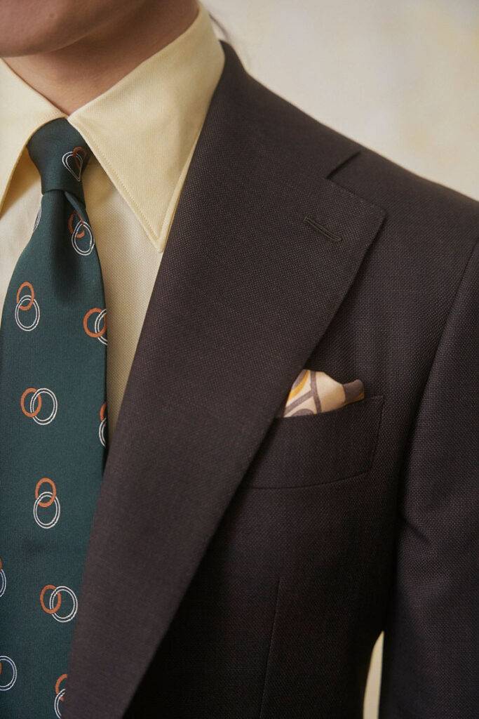 Nougat Microweave Revers Detail — Krawatte und Einstecktuch