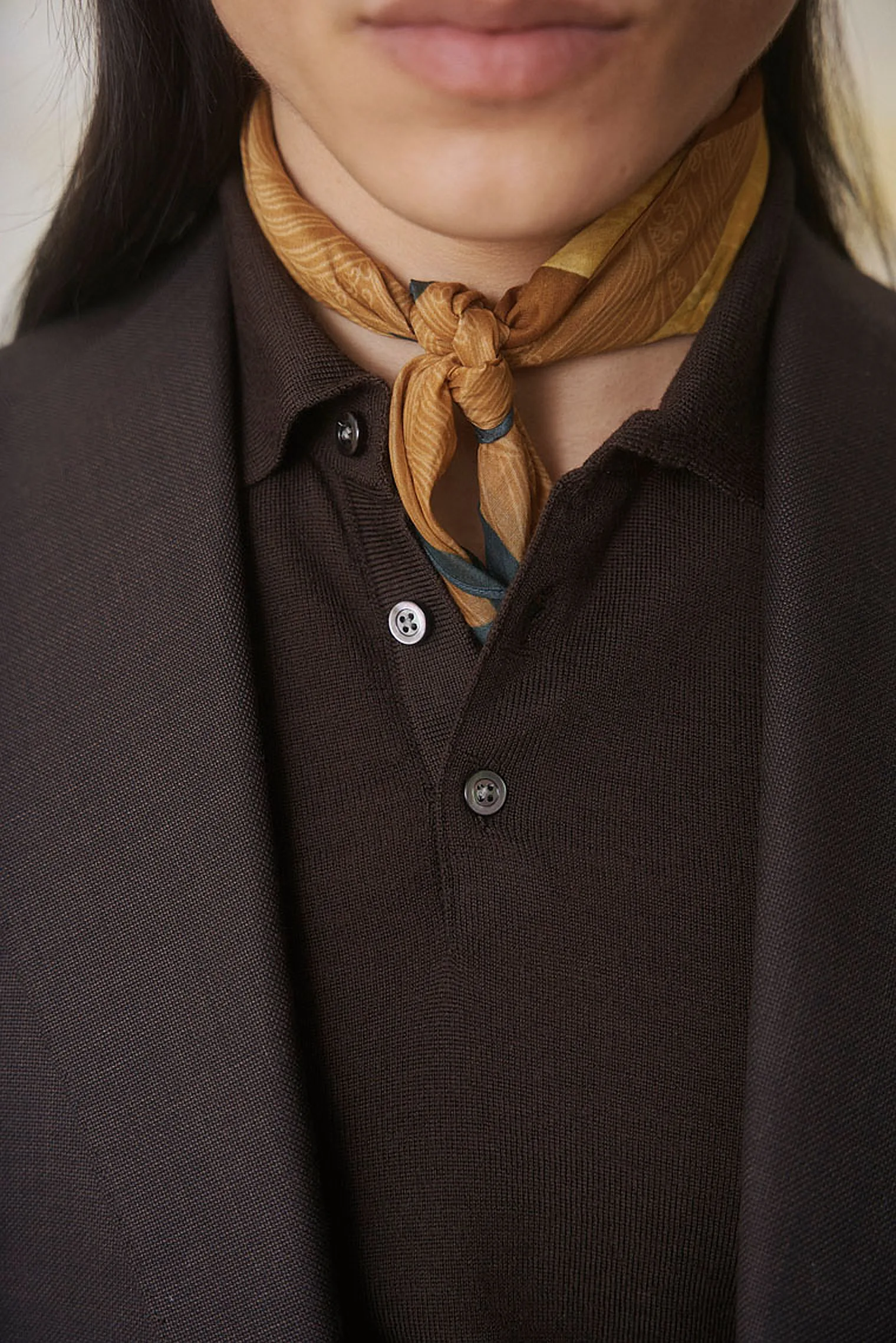 Nougat & Microweave — Fein strukturierter S130-Wollanzug trifft auf edlen Merino-Strick — Monokel Berlin