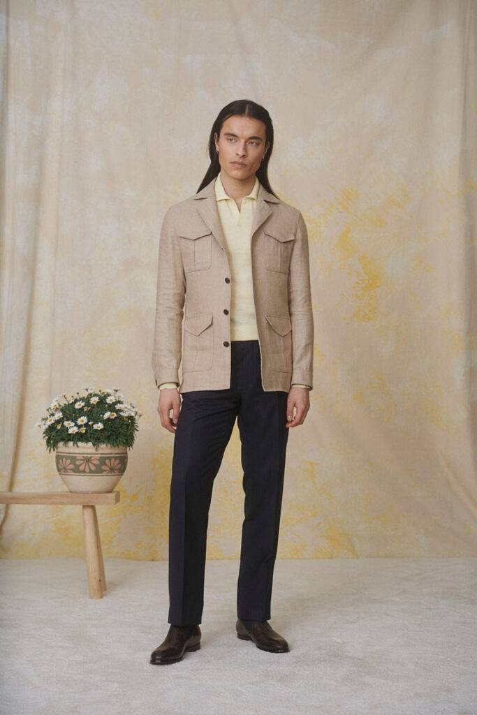 Navy S100 Double-Breasted Anzug + gelbes Knit-Polo aus Cotton-Cashmere — Casual Business Eleganz mit Strahlkraft — Monokel Berlin