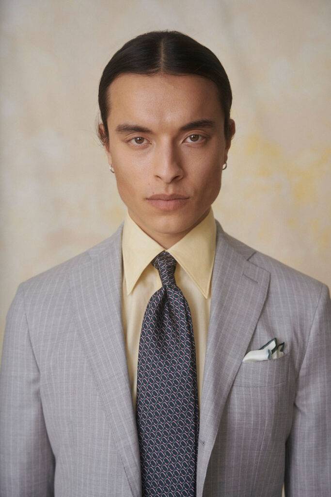 Hellgrauer Dreiteiler Portrait — Revers und Krawatte