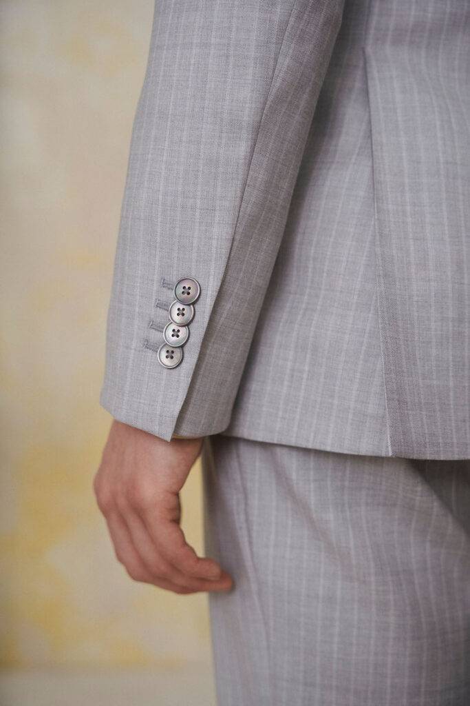 Ärmelknöpfe Detail am hellgrauen Nadelstreifen-Maßanzug
