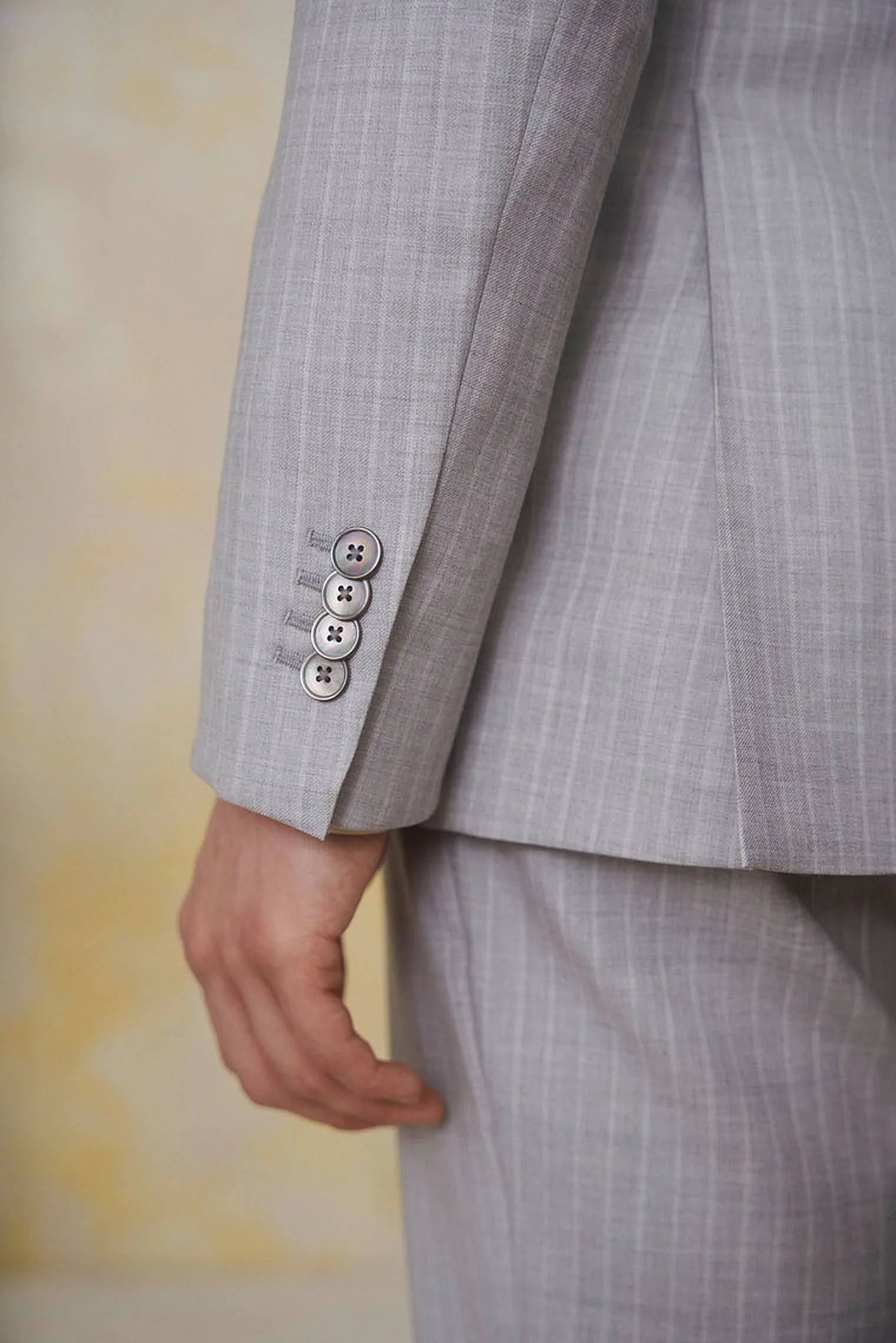 Ärmelknöpfe Detail am hellgrauen Nadelstreifen-Maßanzug