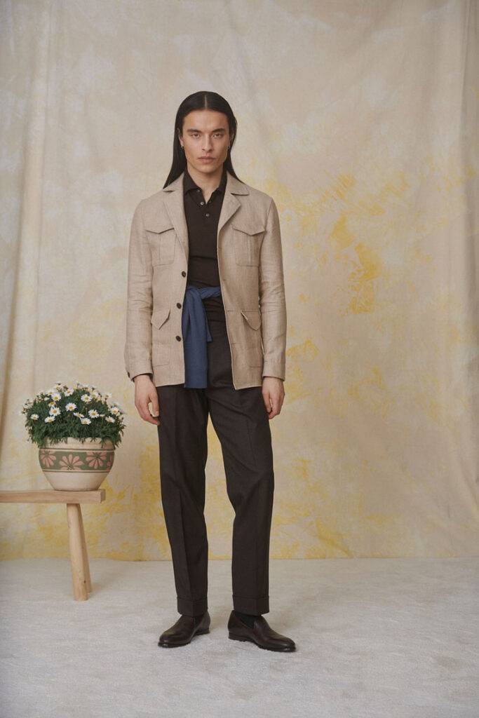 Nougatfarbene S130 Microweave-Hose + braunes Knit-Polo + Khaki Irish Linen Safari Jacket — Business Casual mit Frühlings-Attituede — Monokel Berlin