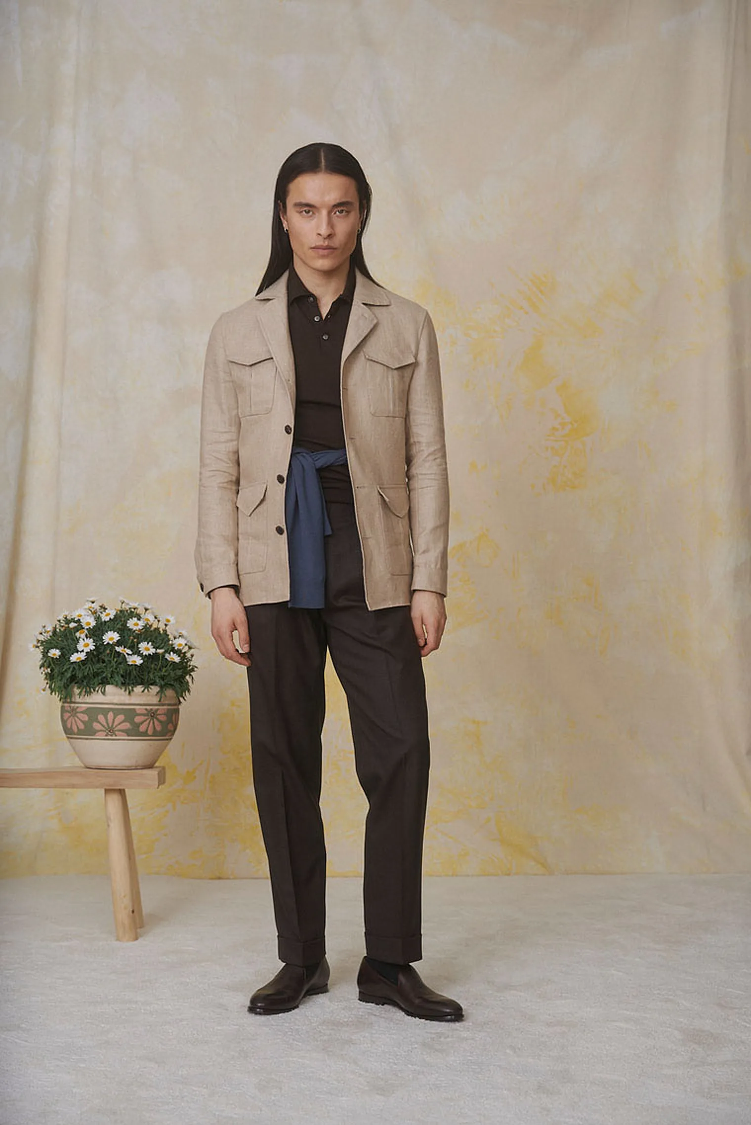 Nougatfarbene S130 Microweave-Hose + braunes Knit-Polo + Khaki Irish Linen Safari Jacket — Monokel Berlin