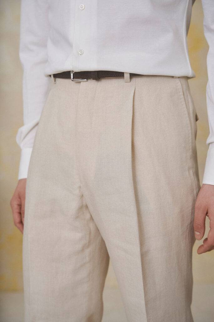 Cremefarbene Leinenhose & Khaki Irish Linen Safari Jacket — Relaxed Elegance mit Struktur & Natürlichkeit — Monokel Berlin