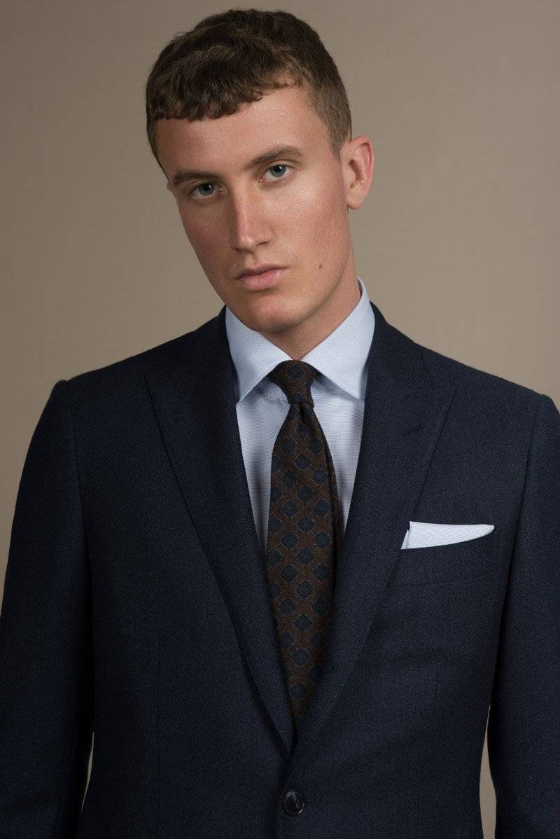 Dunkelblauer Flanell Maßanzug mit gelber Flanellkrawatte