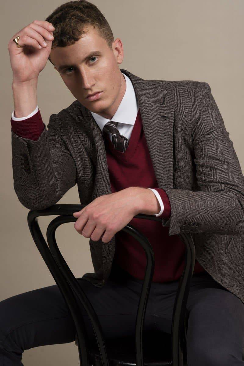 Weißes Maßhemd mit V-Neck Pulli und einem braunen Tweed Jacket