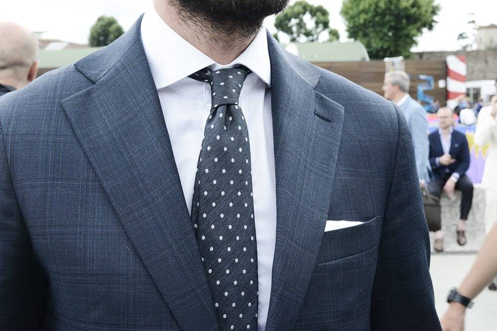 Wie finde ich eine Krawatte die zu meinem Anzug passt