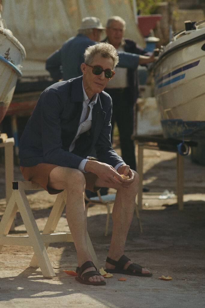 Indigo Explorer Jacket mit Button Down Maßhemd und Cognac Bermuda nach Maß — Monokel Berlin