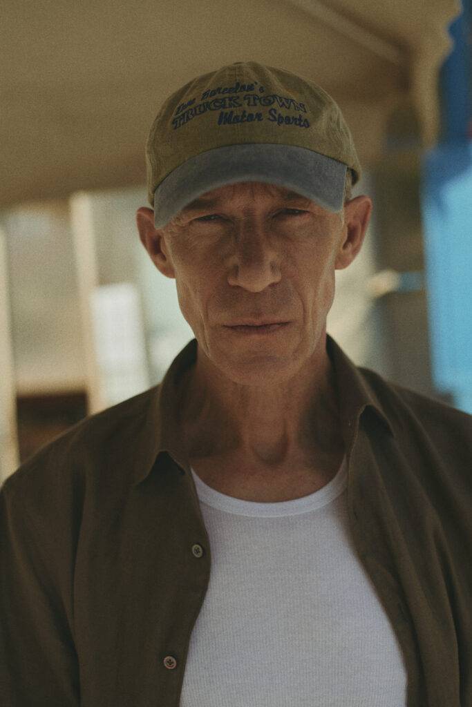 Explorer Jacket in indigo mit Cotton Sand Chino und Storm Blue knitted Maßhemd — Monokel Berlin