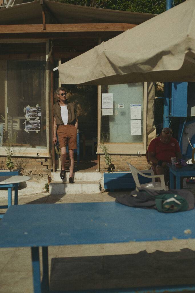 Olive green Leinen-Maßhemd mit Cognac Leinen-Bermuda nach Maß — Monokel Berlin