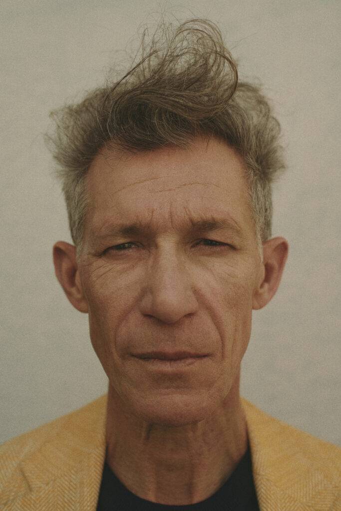 Gelbes Leinen-Maßsakko mit blauem Crew Neck Merino Pullover und weißer Leinenhose nach Maß — Monokel Berlin